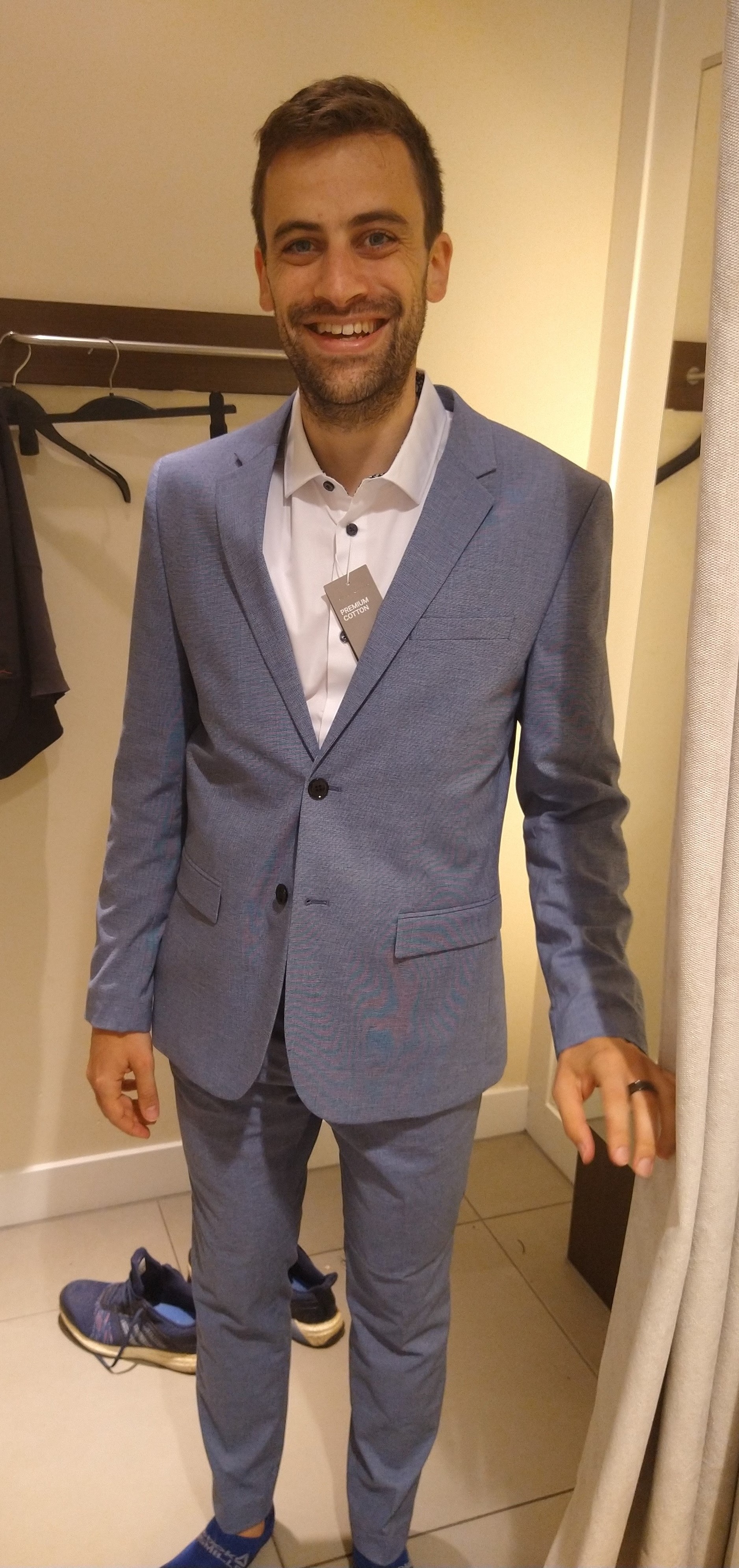 Picture of Joep in fitting room, trying on a suit
